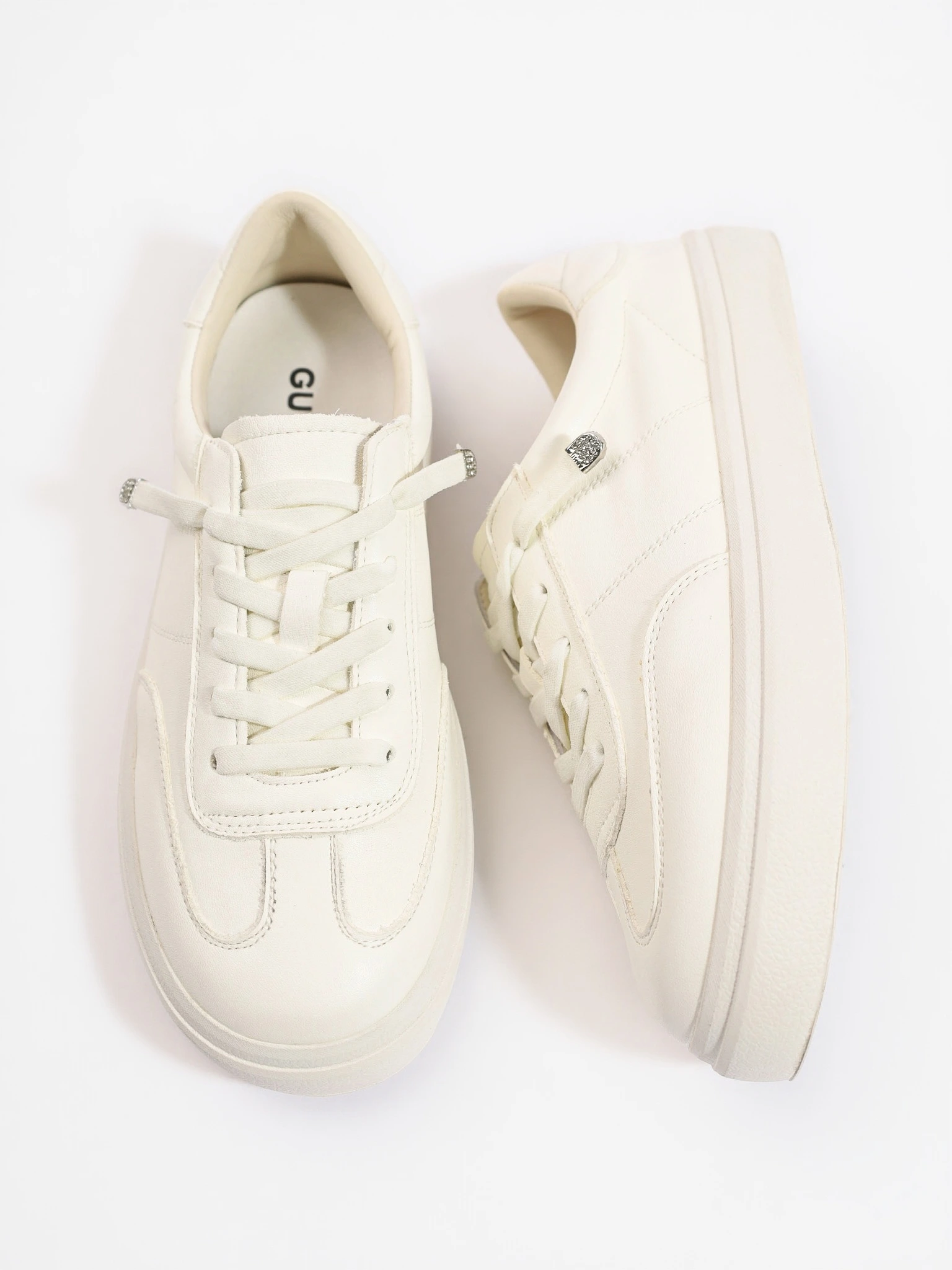 Кеды белого цвета на низкой подошве